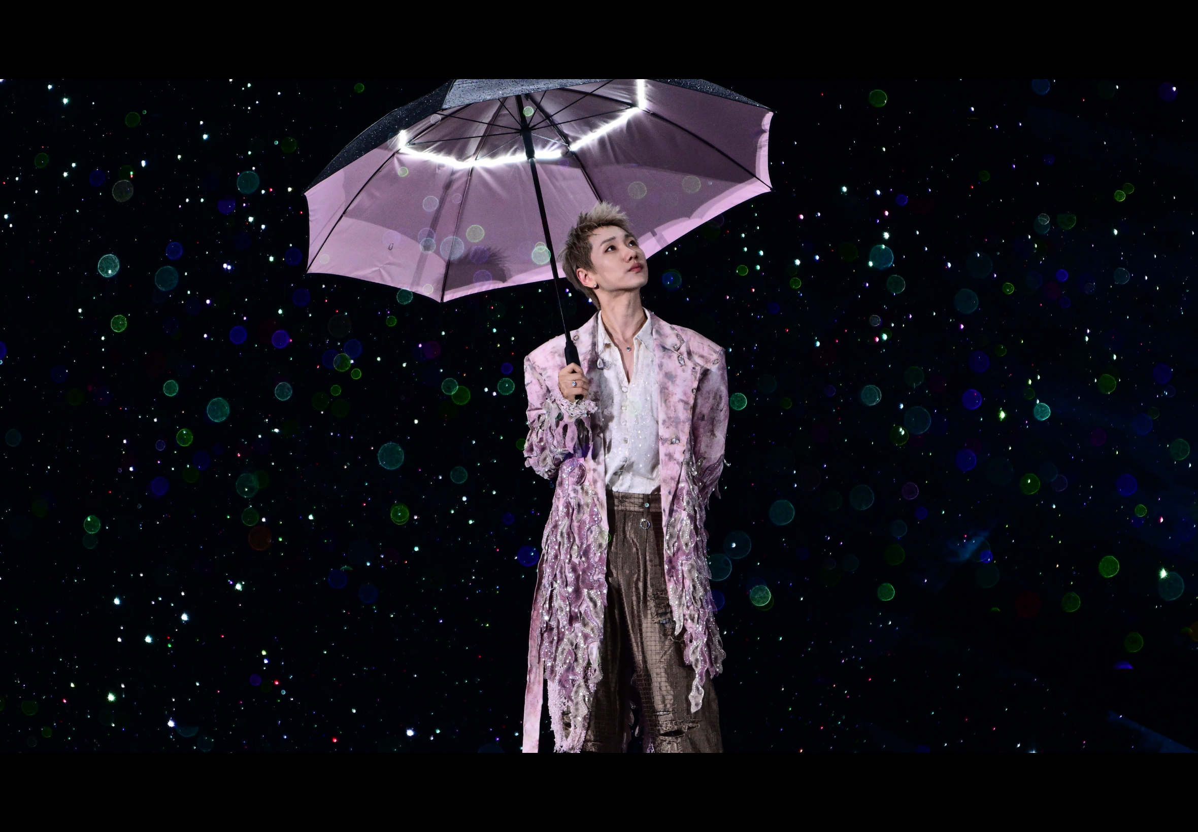 我敲 太原这个雨+亮片 居然拍出来这个光影 有点太神奇了吧 