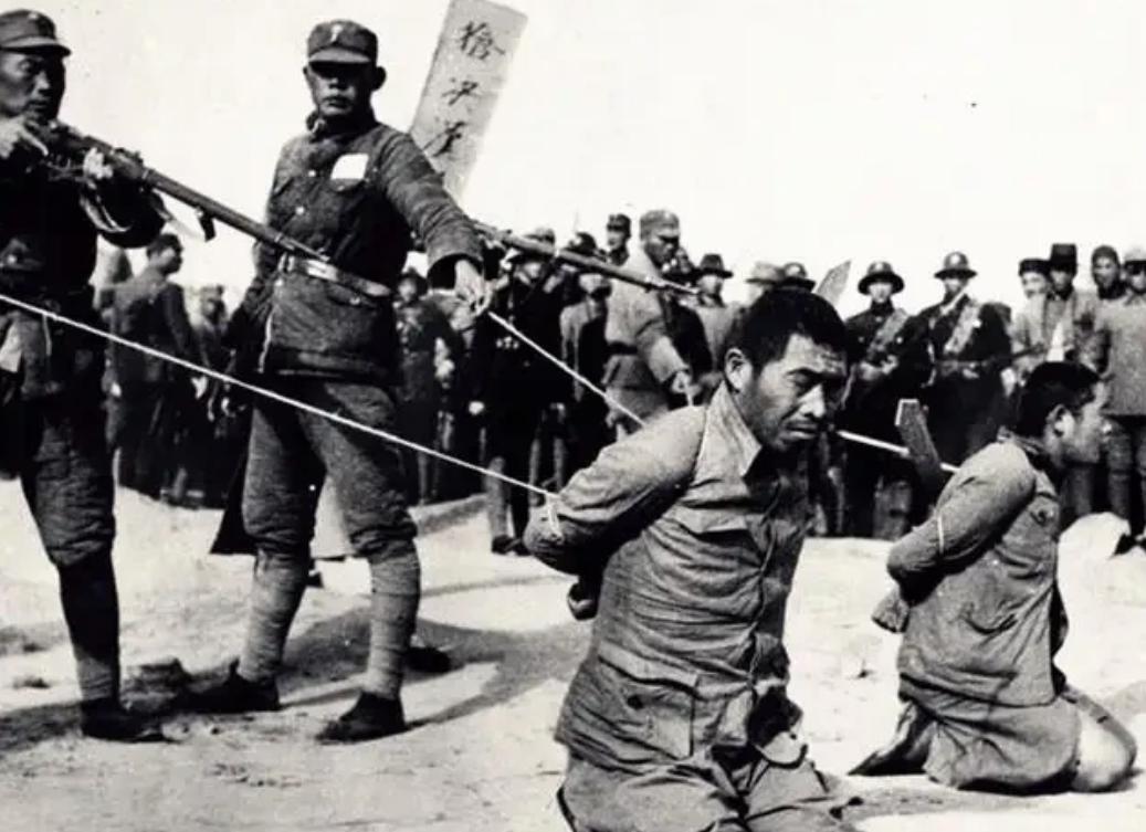1946年8月，大汉奸万里浪被枪决后，家人在收殓时，却发现这不是万里浪尸体。特务