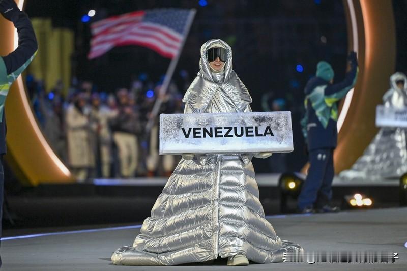 米兰冬奥会开幕式引导员火了 2026年米兰冬奥会开幕式上，引导员火出圈了！当晚圣