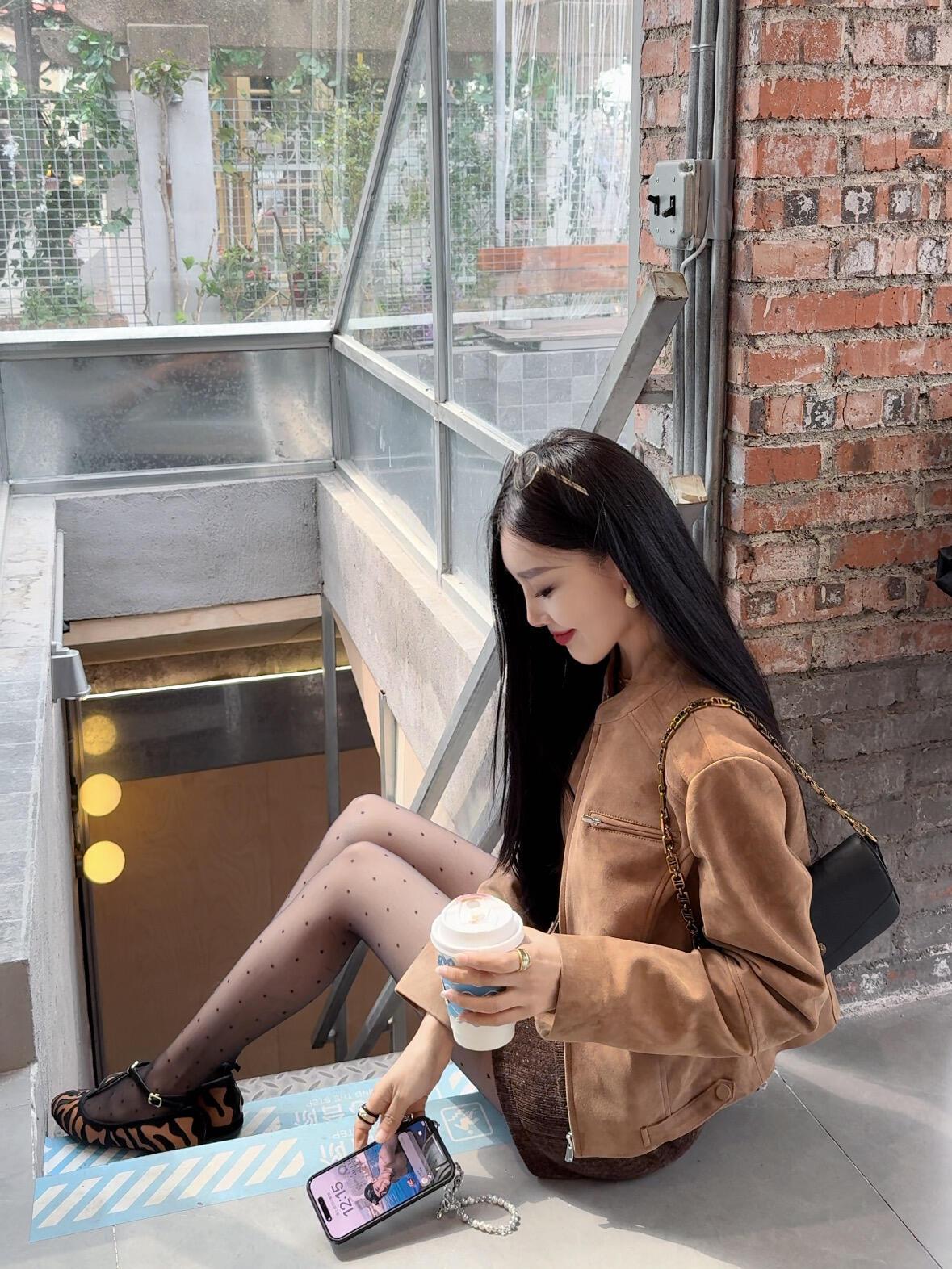 这套穿搭是典型的“美拉德”风格，通过不同深浅的棕色系单品叠穿，营造出温暖、复古又