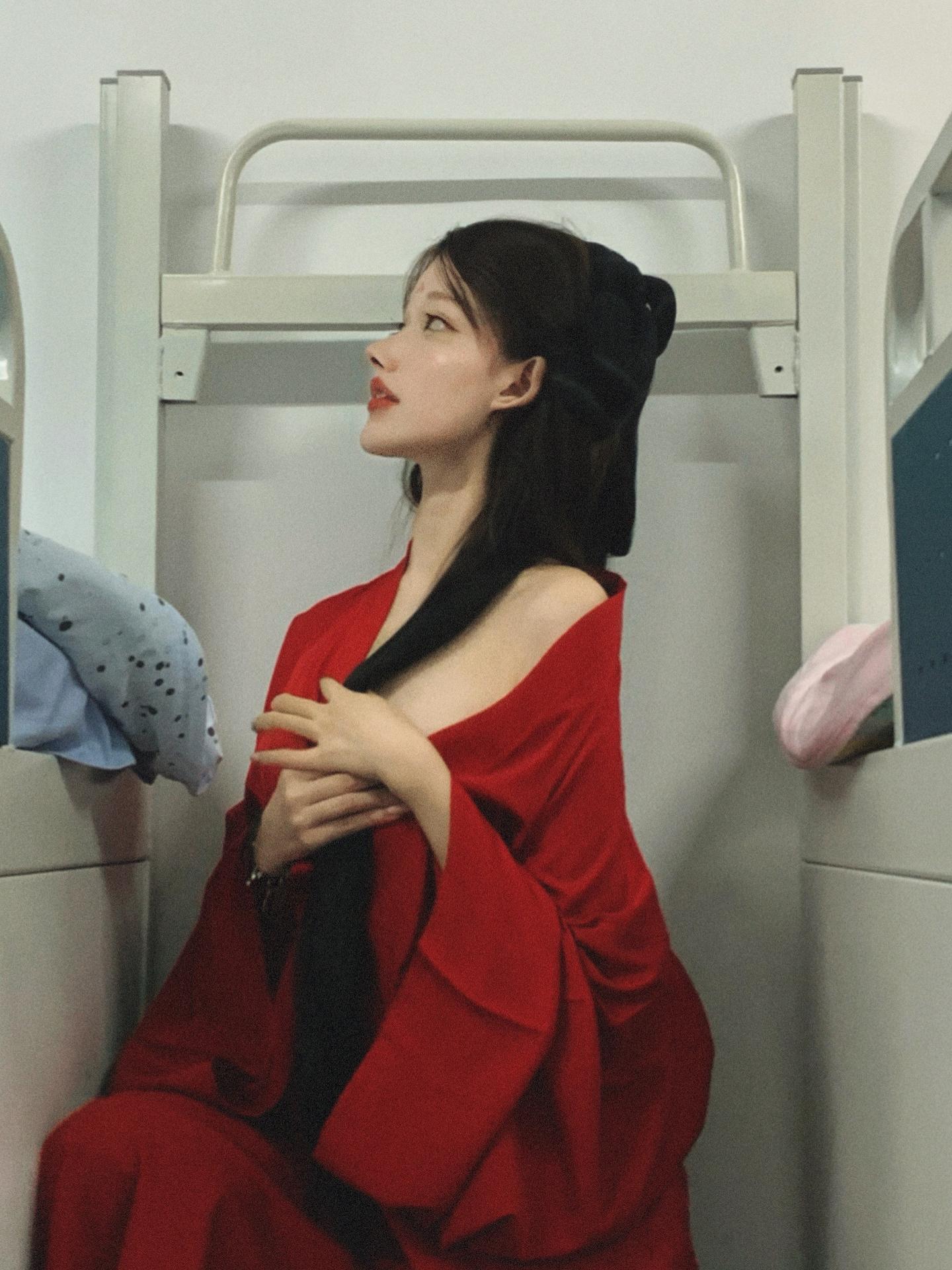 国破那日，血染宫阙。她从尸山血海中爬出，褪去金枝玉叶的华服，将复国的利...