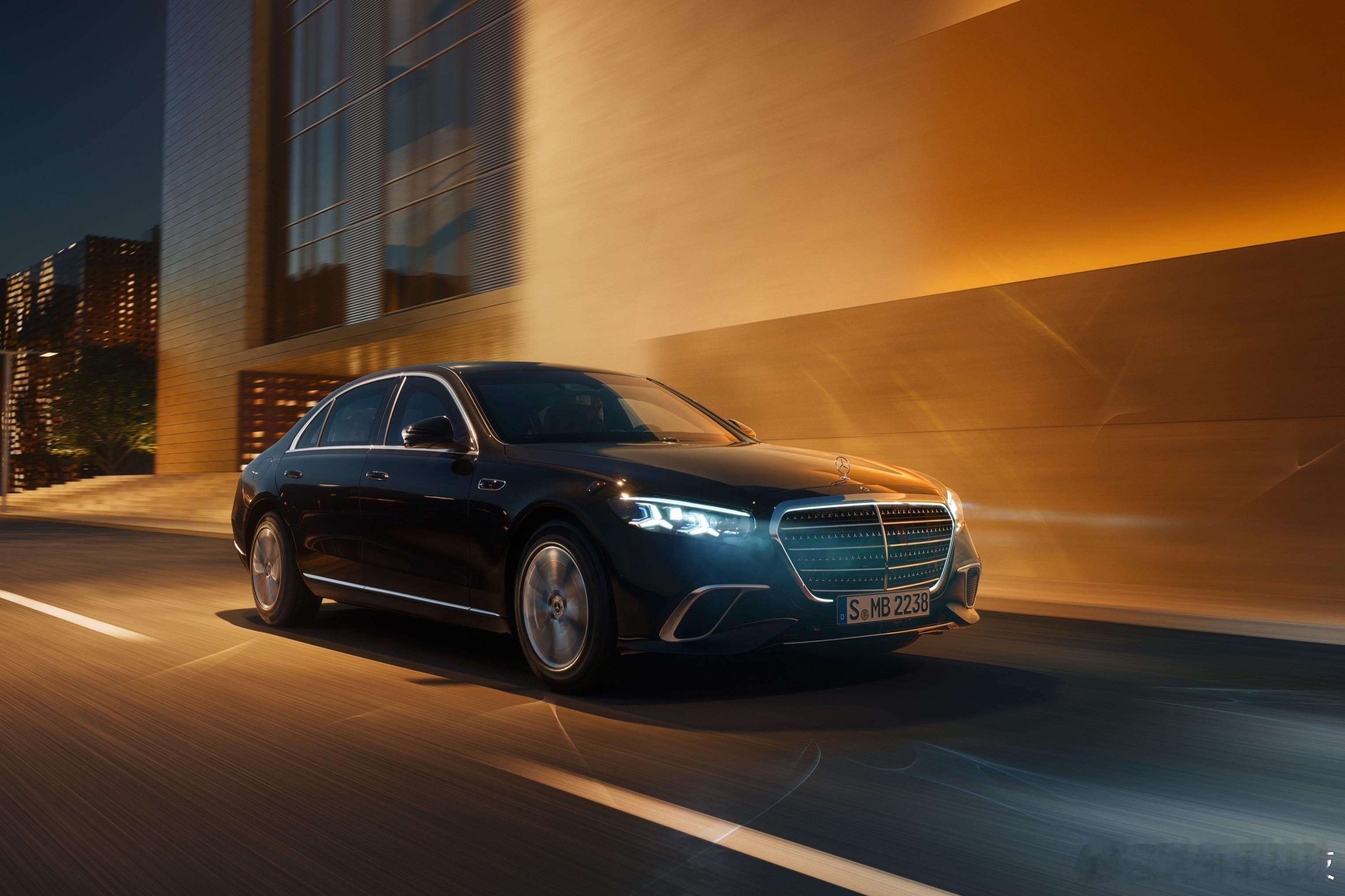 新奔驰S级防弹版亮相 1月29日，中期改款奔驰S级正式发布，随之而来的是它的防弹