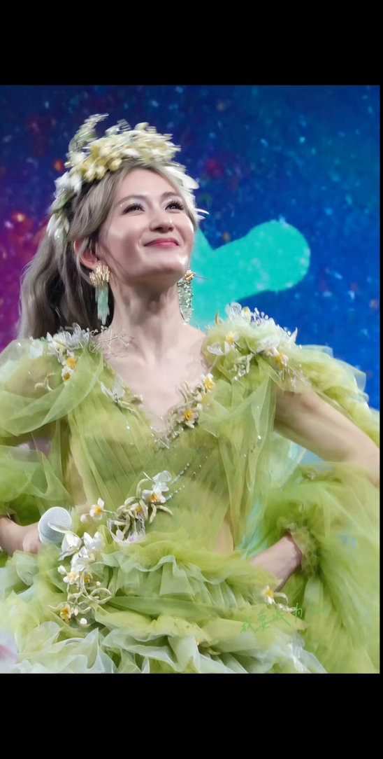 谢娜演唱会上座率谢娜唱歌这么厉害吗我记得她好像只会唱那个什么菠萝菠萝蜜吧 
