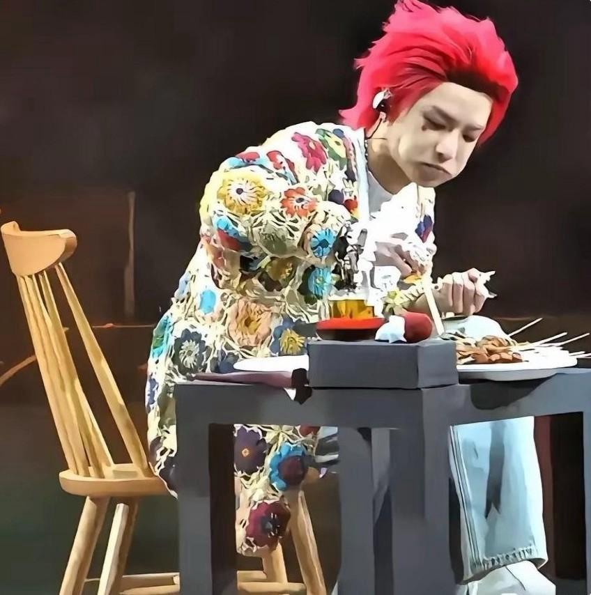 华晨宇青岛火星演唱会的名场面，最近再度引发热议。
一头张扬红发，搭配花色钩针开衫