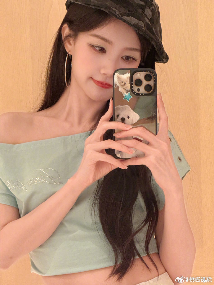 李一桐绿色眼影好惊艳李一桐脸是最好的时尚单品不得不说李一桐的骨相和皮相都很优越，