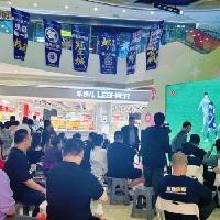 万达今夜沸腾了，快来看看发生了何事？
     原来是苏超第二现场，一大堆球迷早