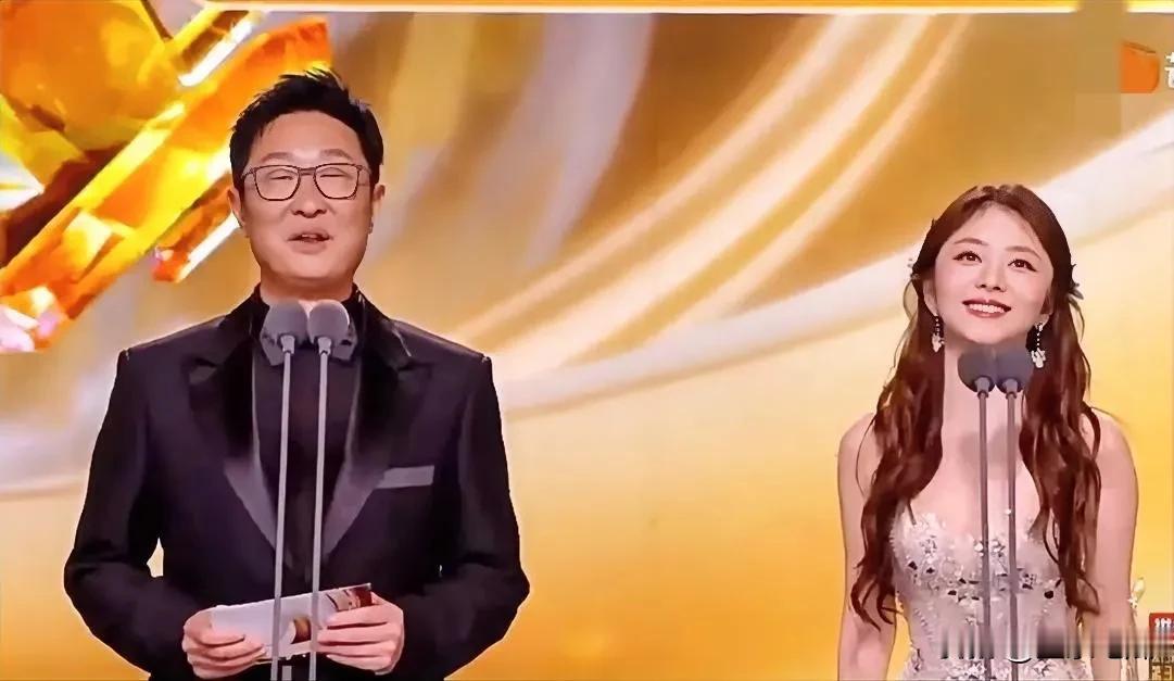 林永健和谭松韵站在金鹰舞台上两人好亮眼啊！一个是大眼的美女，一个是小眼的爸爸，他