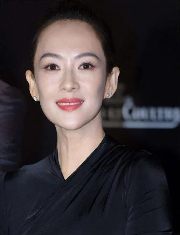 沸腾了！北京这夜，45岁章子怡压轴亮相，娇羞一笑如少女骨相封神。