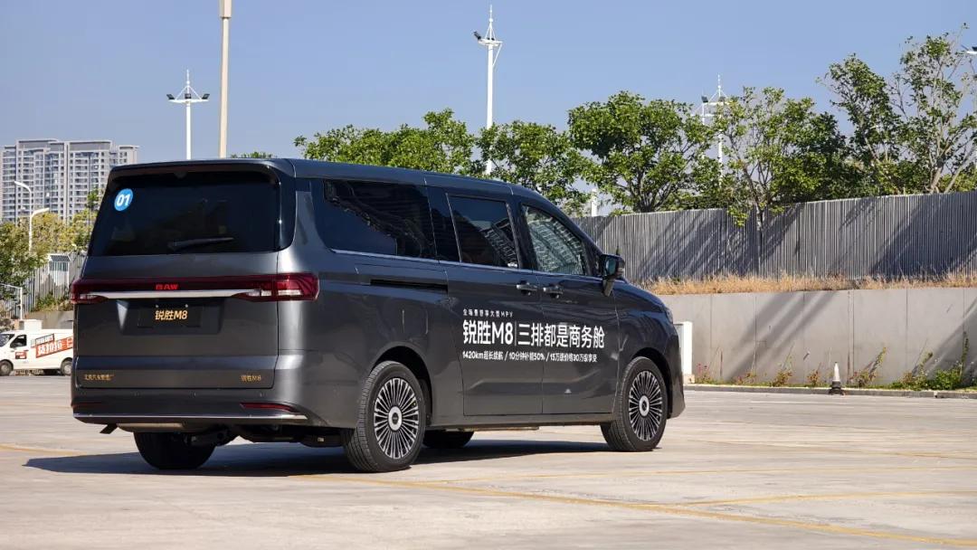 5.3米长的增程MPV才12.98万，摊到每个座位不到两万！