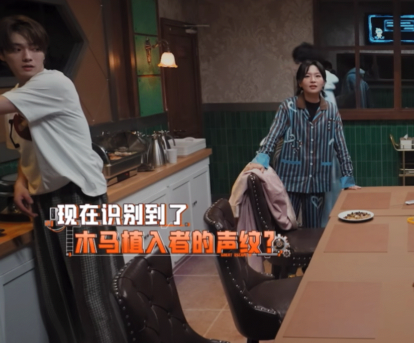 想抓碗的手又放下了