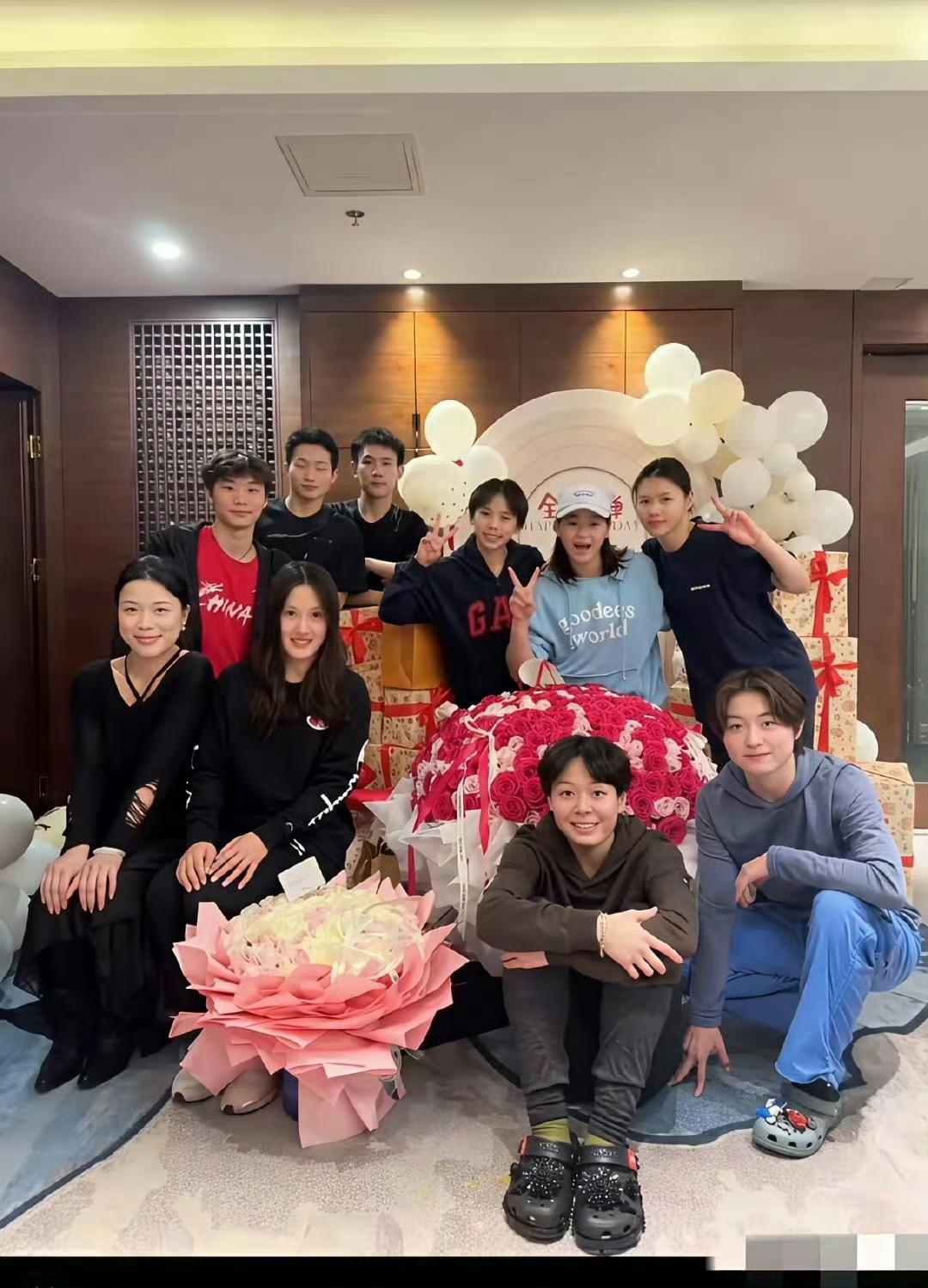 全红婵19岁生日现场画面刚流出，陈芋汐的惊喜现身直接戳中了无数人。
这边全红婵头