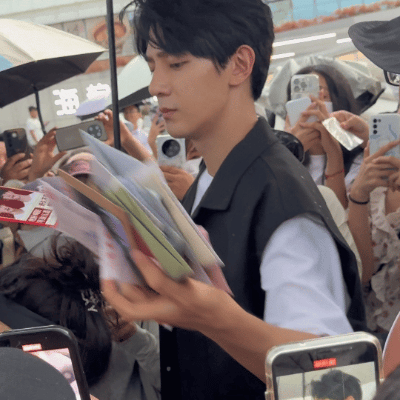 夏之光又水灵灵的麦上了。。。怪不得之前冷脸发麦前妻黄俊捷，是这辈子下定决心要吃这