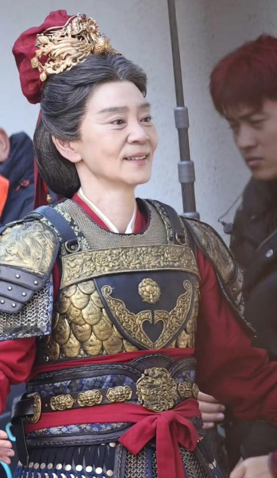 《金吾不禁》刘雪华路透，有点不适合这种戎装了 