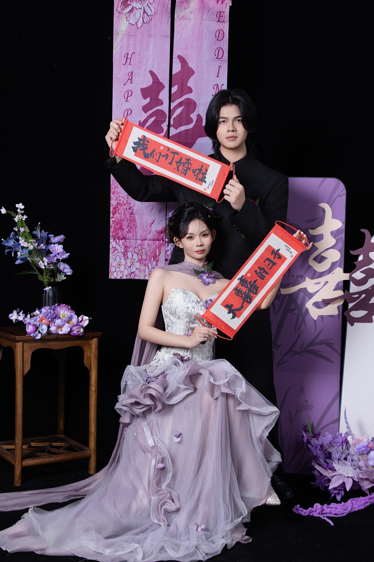 紫色新中式，是东方浪漫里的最高级。💜🎋 这组情侣写真，把紫气东来的贵气和情意