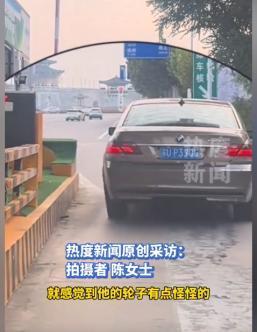 10月25日，一女子排队过闸口下高速时，发现前车的左后轮似乎有些不对劲。女子打算