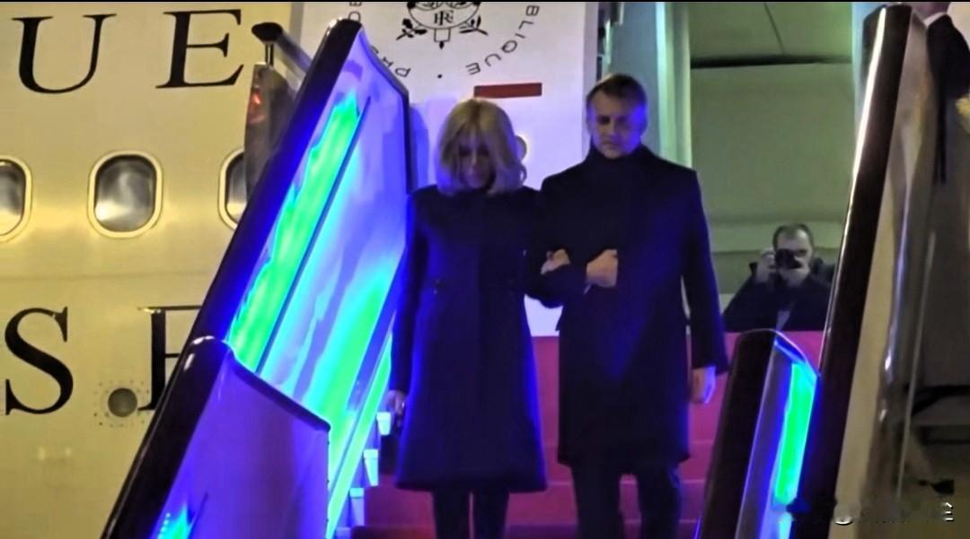 法国总统马克龙结束北京访问后抵达成都。