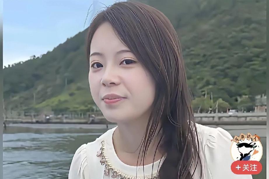 父亲给我安排娃娃亲，本来不想同意，谁知道见了之后差点把魂勾走
我爸打电话说要带我
