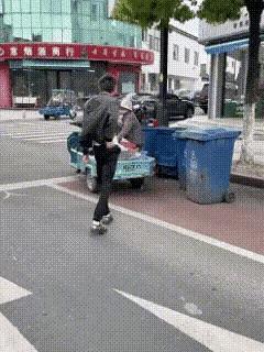 这哥们虽然穿的破衣漏搜，衣衫褴褛，但是兜里全是干货，而且行事方式非常的大方，很有