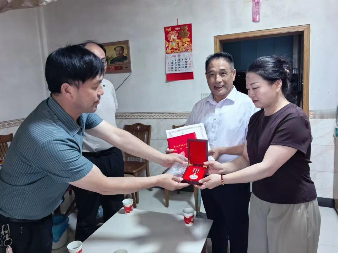 湖北孝南区书院学校江国华、周秀丽、李敏成荣休仪式，​王志涛校长致辞，汪书记向三位