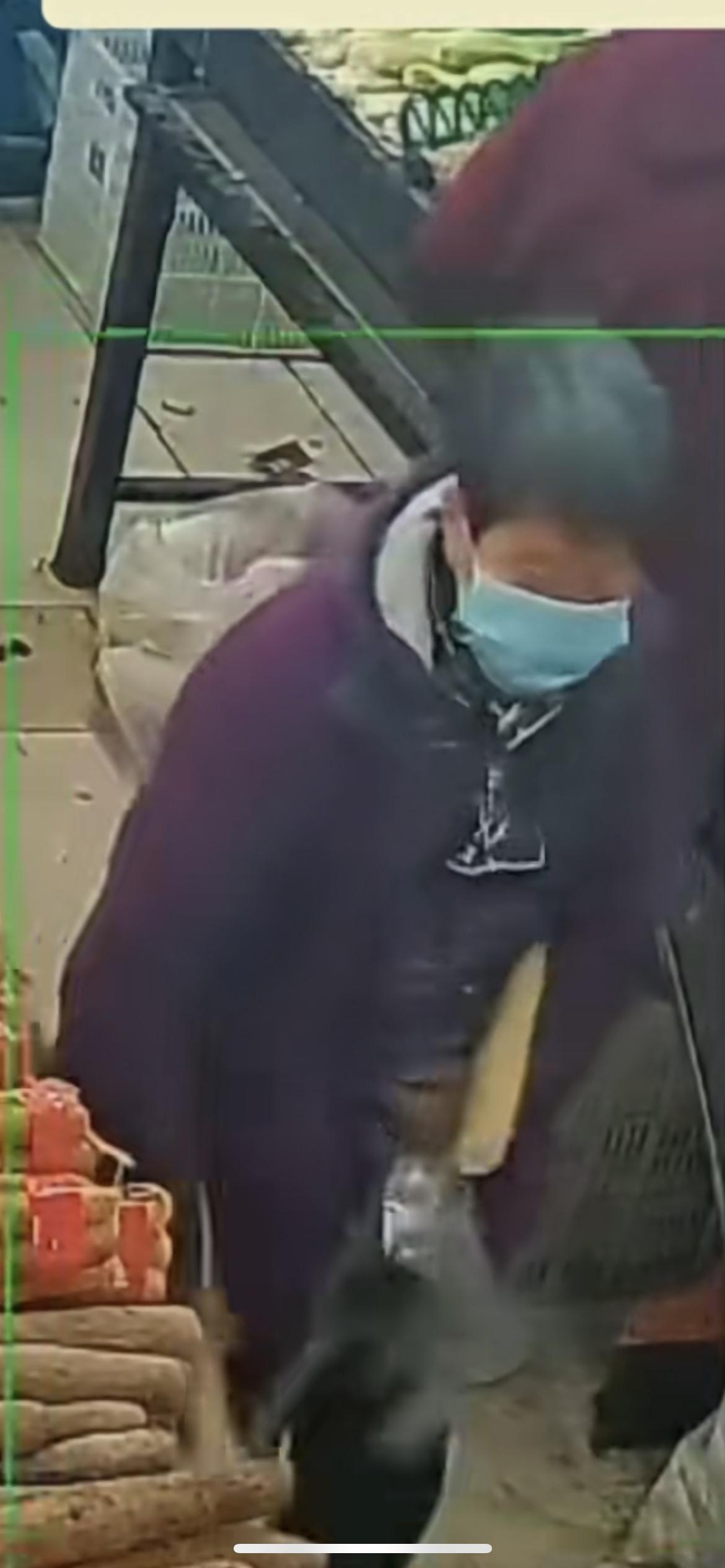 12月8日上海，老人菜店旁若无人偷山药，两根几十厘米长山药直接塞到裤子里，店主：