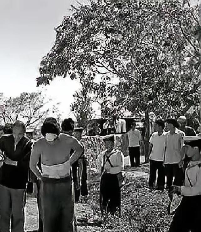 1964年，福建闽侯县，28岁的劳改人员郑仁义趁看守不备，躲在茅厕中伺机行动，等