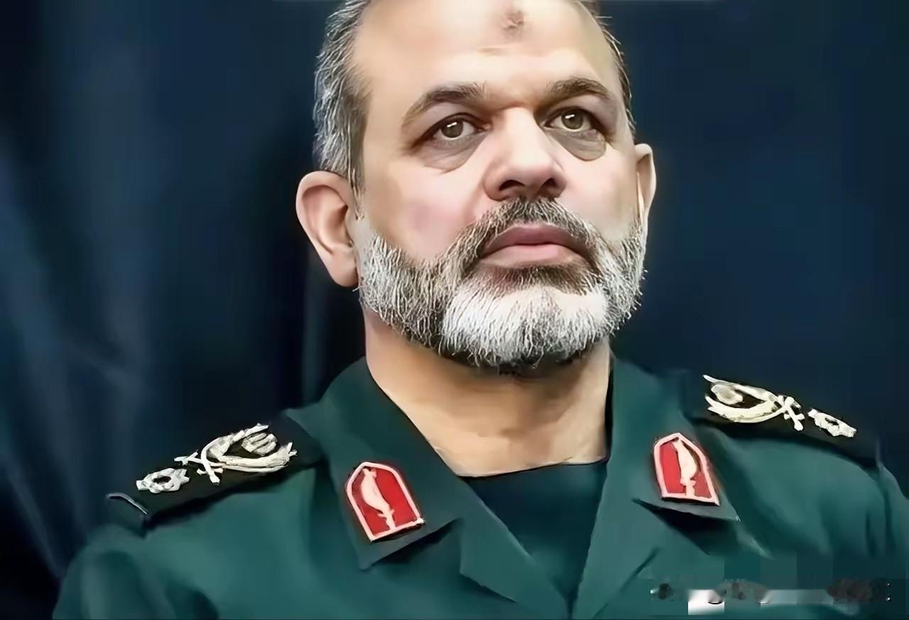 4月21日晚，伊朗首都德黑兰卡德尔广场，一枚“卡德尔”中程弹道导弹赫然亮相。与此