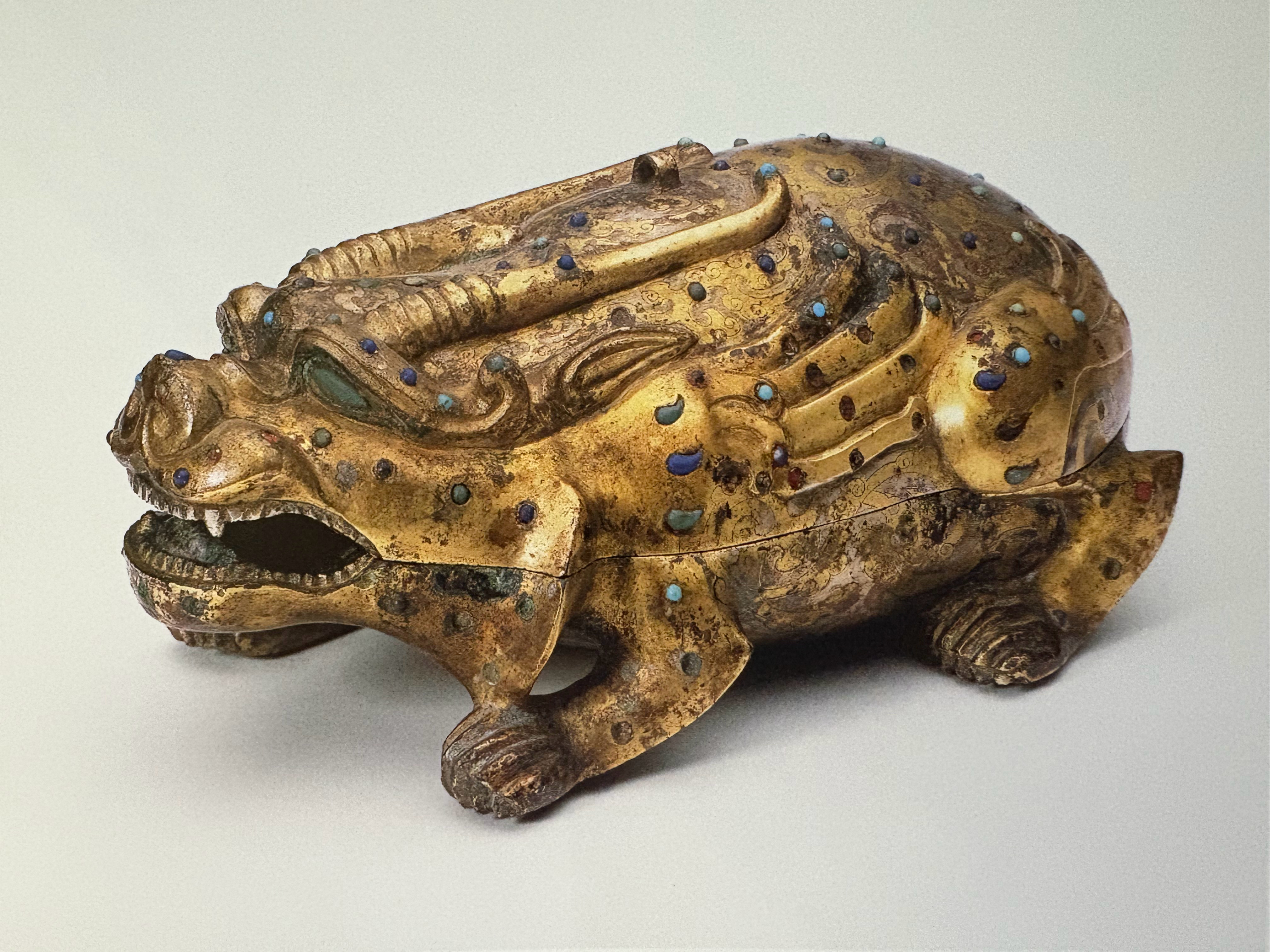 南京博物院藏1970年江苏徐州土山汉墓出土东汉 嵌宝石鎏金兽型铜砚盒 ​​​