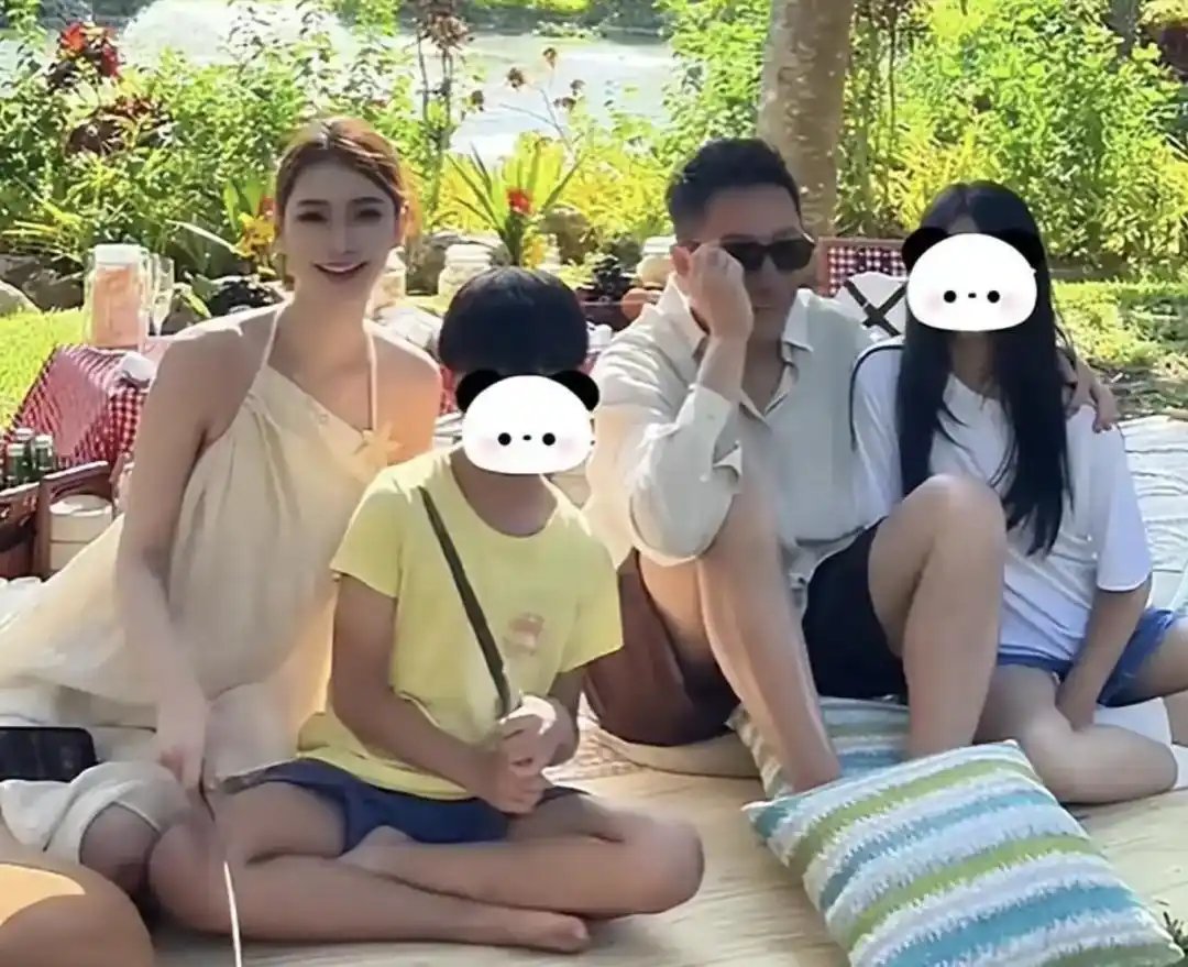 汪小菲马筱梅一家四口旅行归来，汪小菲开播显憔悴，俩孩子身体不舒服！马筱梅这个妈妈