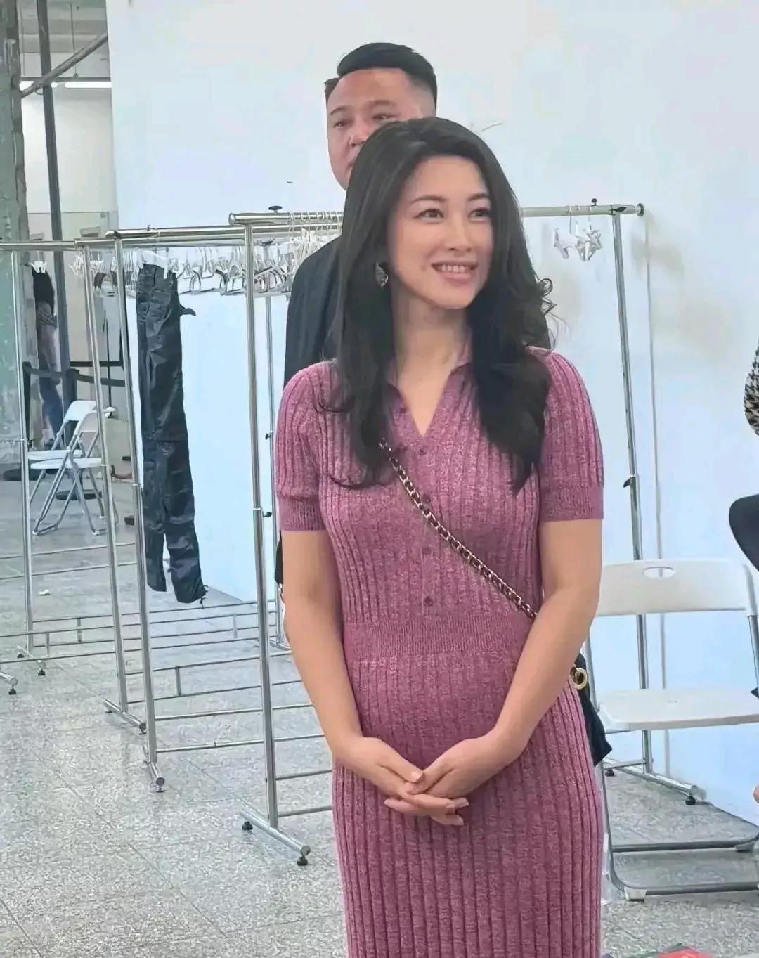 这个美女就不用介绍了吧
她就是朱珠
亮点在后面的男子
这应该就是她的老公了吧
站