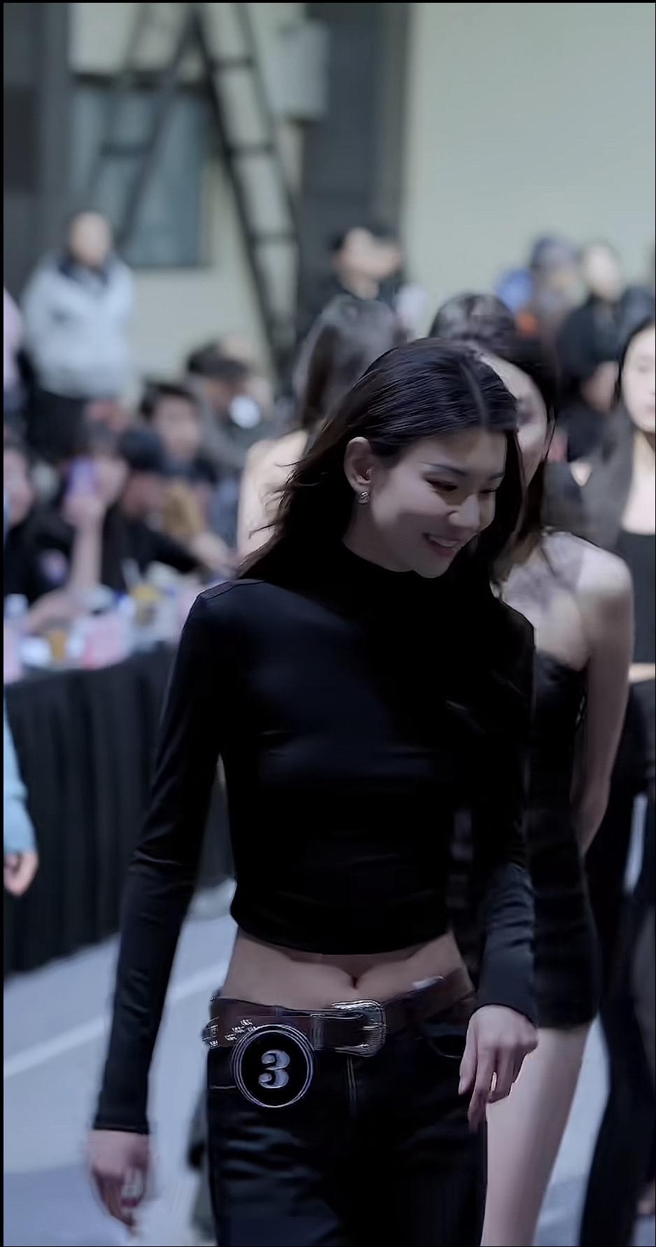 时尚秀场上的酷炫黑衣女孩，自信满满地走在T台上！时尚秀场上的酷炫造型，黑色紧身衣