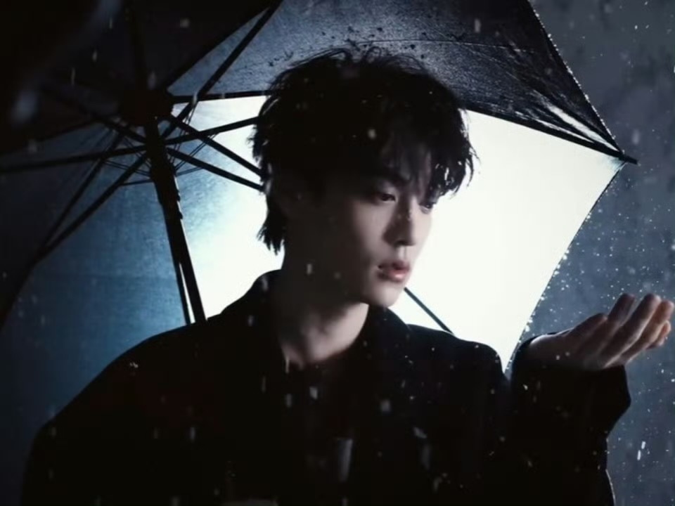 田栩宁工作室更新营业视频，初雪+黑色大衣撑伞，氛围感的神，韩剧男主来的吧，太温柔
