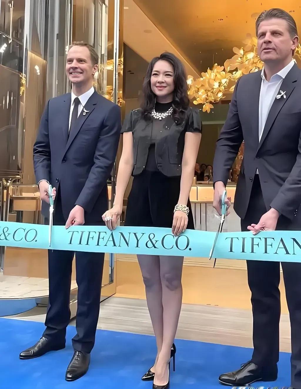 成都SKP的剪彩红绸，被章子怡剪出了女王登基的气势。
46岁，生图能打，状态回春