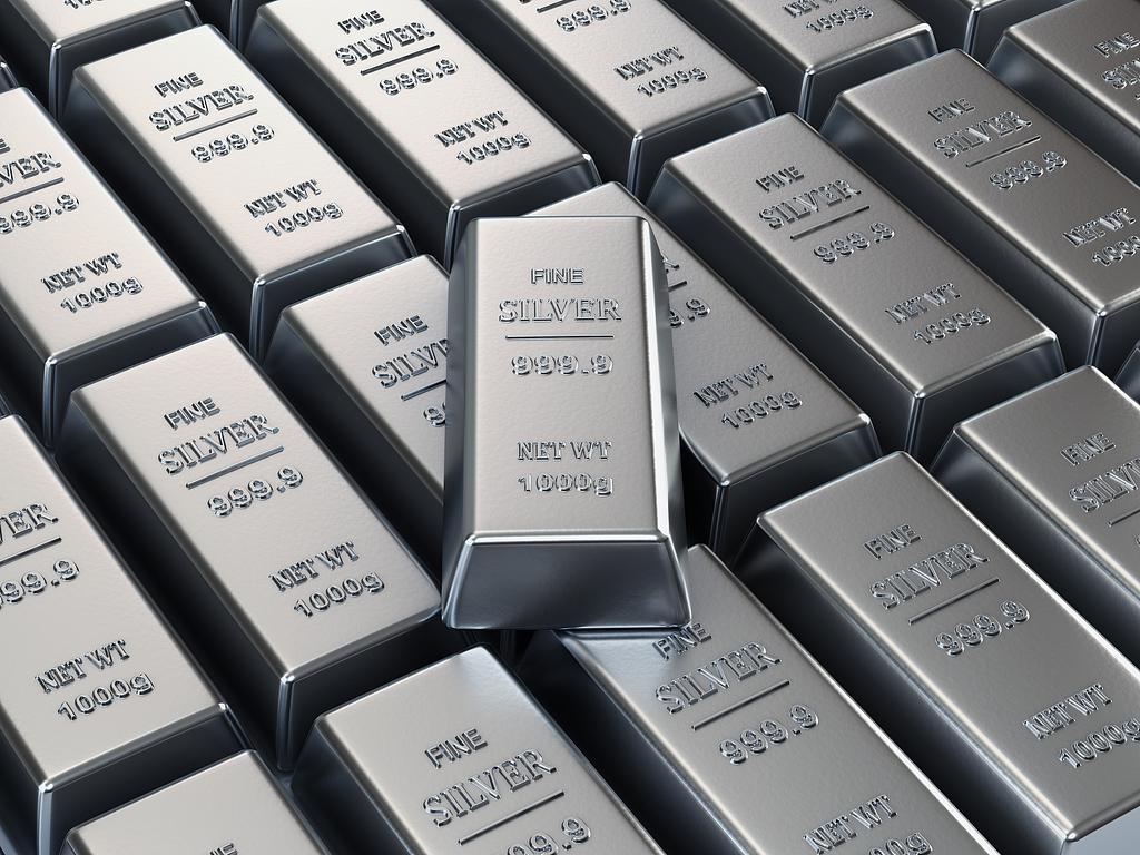 在供应短缺与投资者需求激增的双重推动下，白银价格近日首次突破每盎司60美元大关，