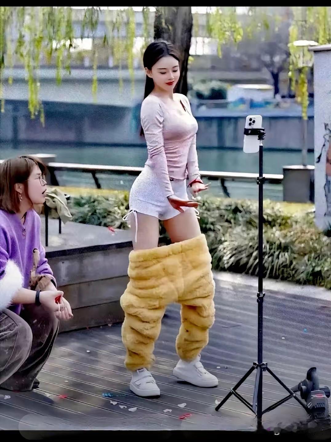 原来大家都被直播里的镜头骗了，你看到的直播镜头，和直播现场有可能大相径庭。

比