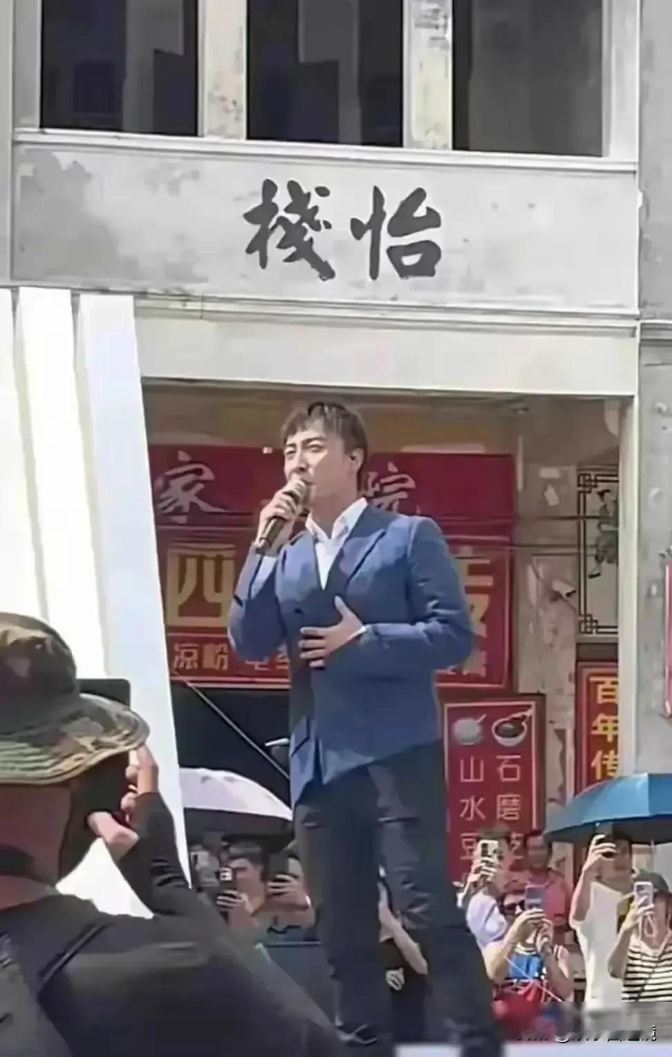 香港的娱乐市场真的是太小了，一般的演员要找一口饭吃，真不容易。
比如照片中这个姓