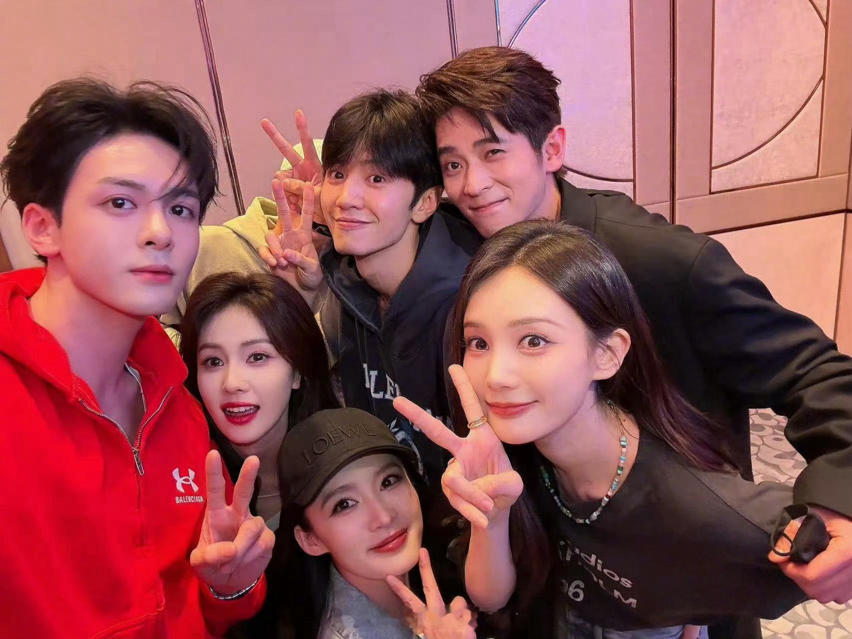 白鹿李一桐李沁合照 三个撞脸女星同框合照，也没有真的分不清吧，区别还是挺明显的[