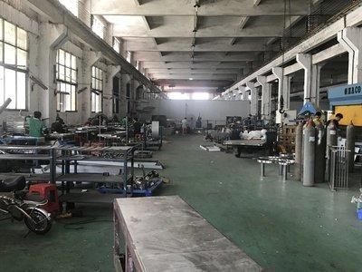 都是命啊！我高中有个学渣同学，大学都没考上。后来他去了他小叔的厂里当学徒，我们都