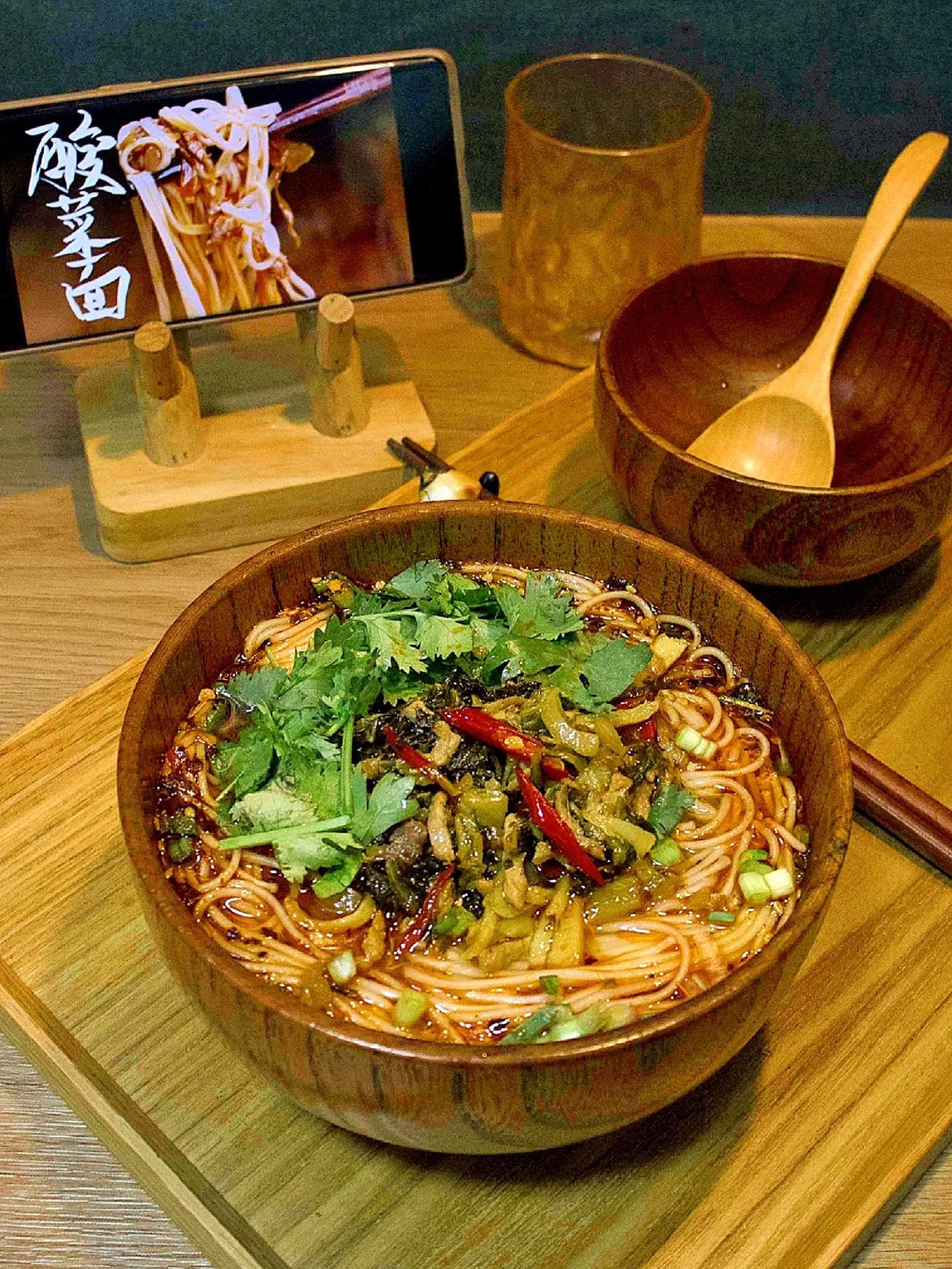 最近都没啥新剧喜欢看的，就喜欢去小po站找一些美食纪录片看，尤其那档「小城夜食记