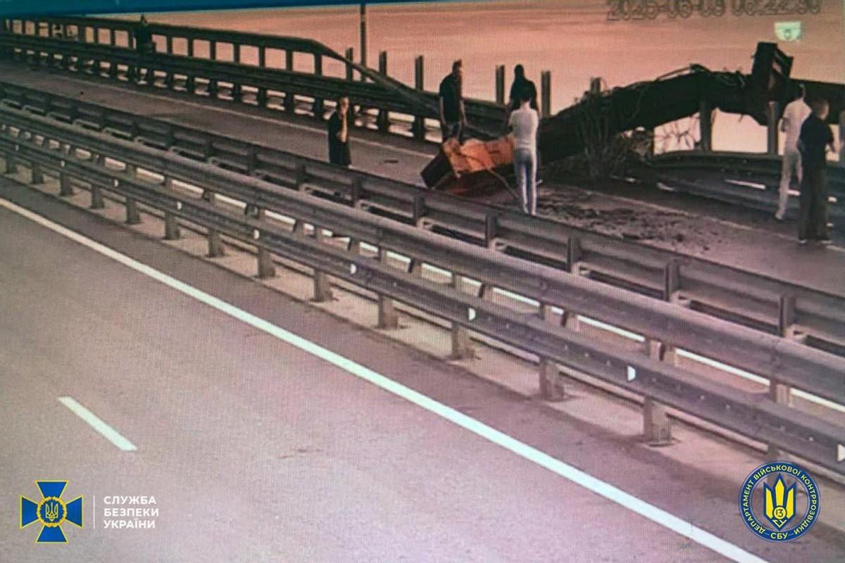 闹大了！6月3日凌晨4点，乌军以1100公斤炸药爆破克里米亚大桥，他们提前在水下