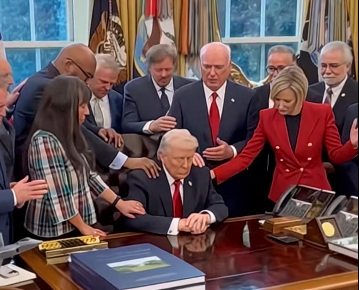 特朗普这几天有点不那么自信了，连续开了两个会。
一个是跟军工巨头开了个会，要求将