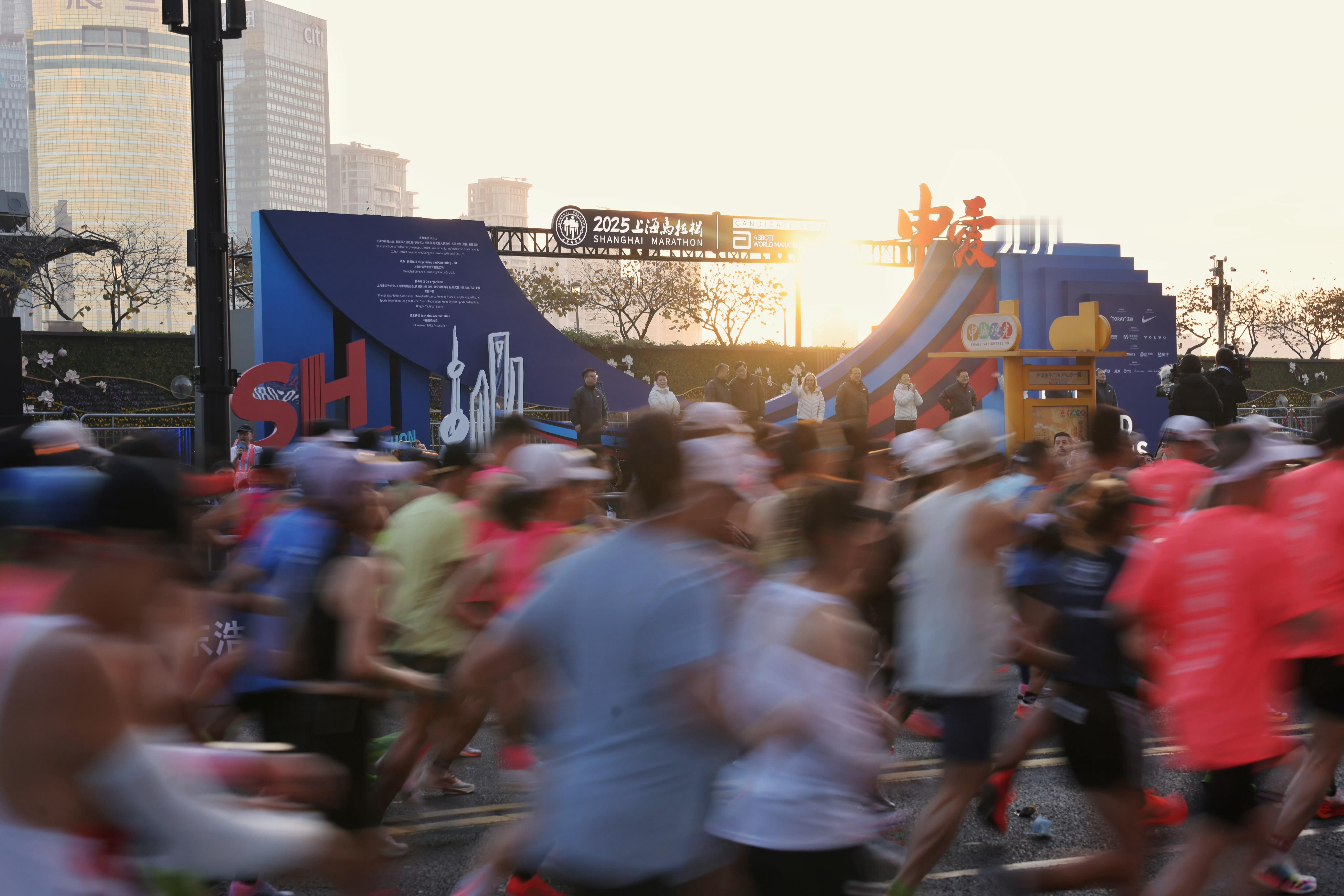 上马赛后如何进行营养恢复 2025上海马拉松今天火热开跑啦！竞速轮椅马拉松6:4