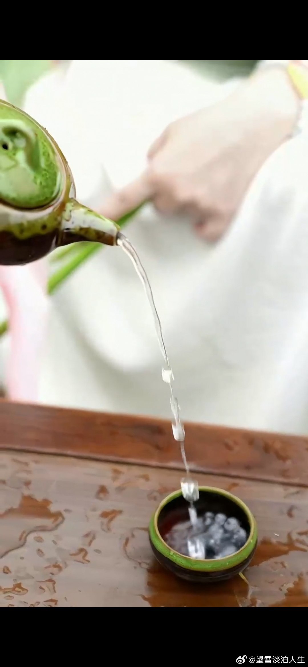 #情感#               《清茶》清茶烹石鼎，浊酒自开瓶。渐觉尘心远