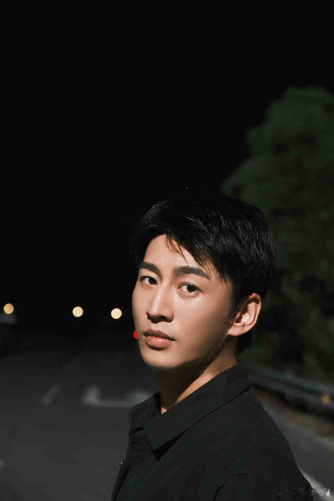 从神态到动作全是戏！金贤正的硬汉气质太贴角色，演技炸裂还满是性张力， 未来多接这