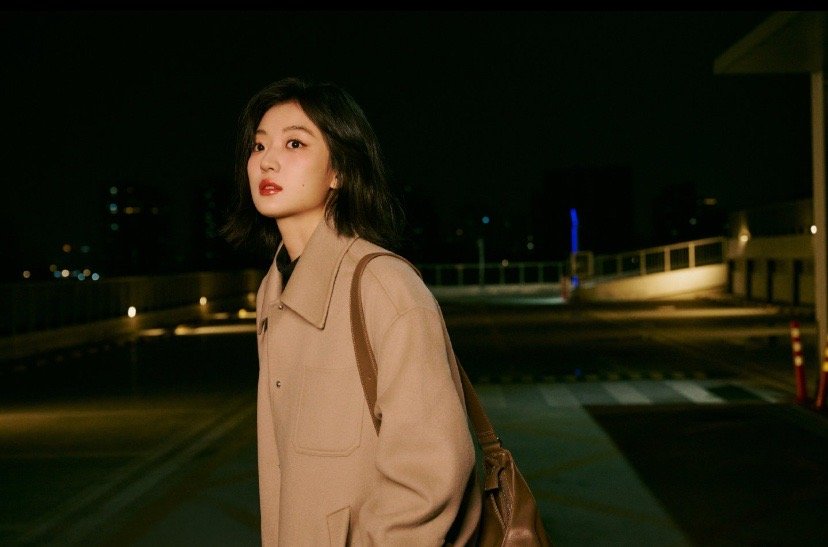 夜色为幕，灯光作笔。孙千身着驼色大衣漫步晚风里，眉眼间尽是松弛与从容。📸不疾不