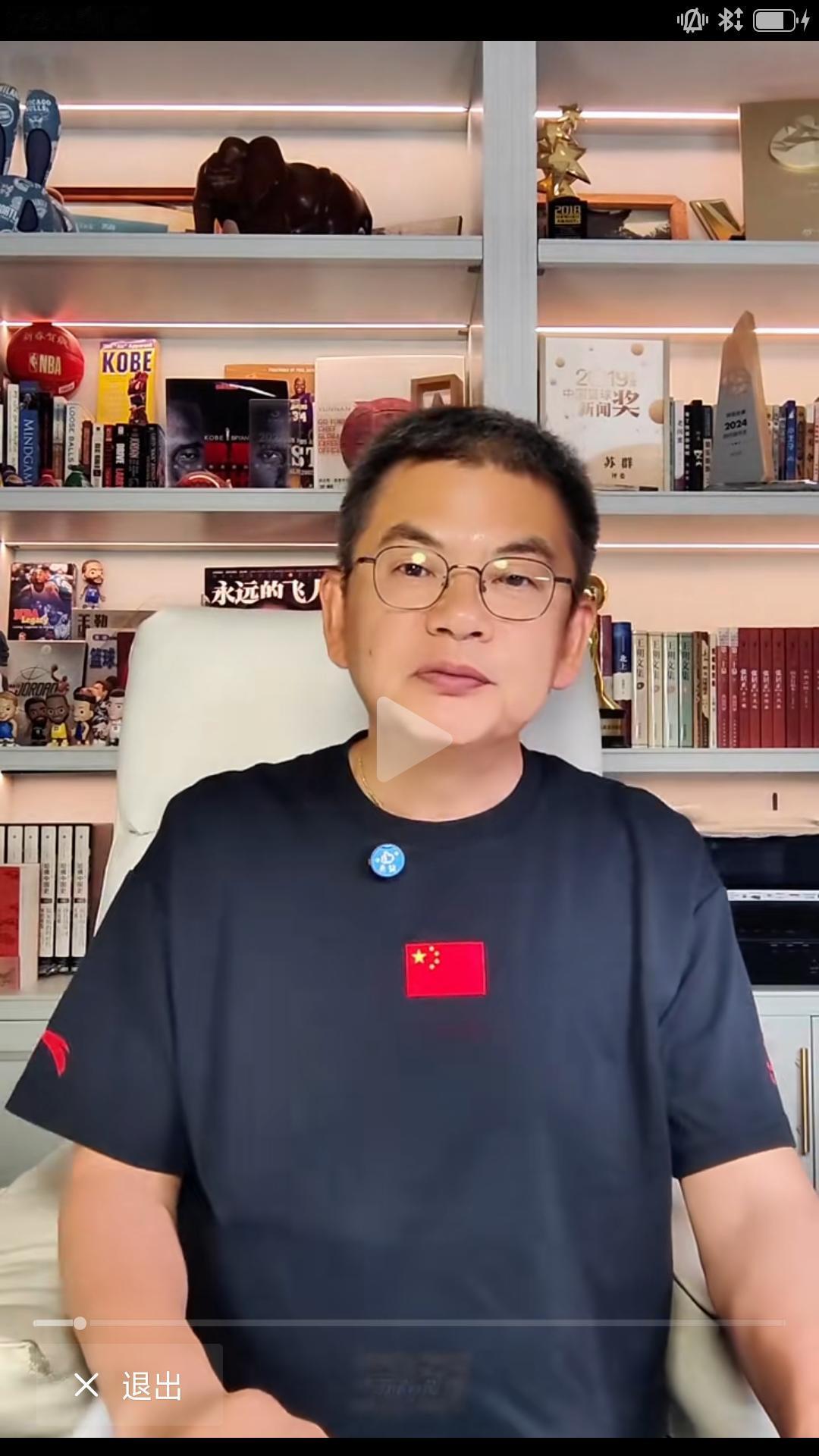 【昨晚中国男篮在沈阳惨败给日本队，出现形式不容乐观。赛后国内知名媒体人苏群点评本