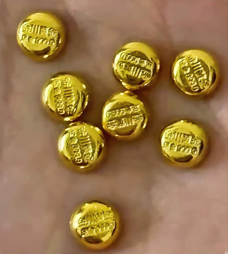 买黄金的人，
估计已经哭晕在厕所了。
前一天还903块钱一克呢，谁能想到一转头国