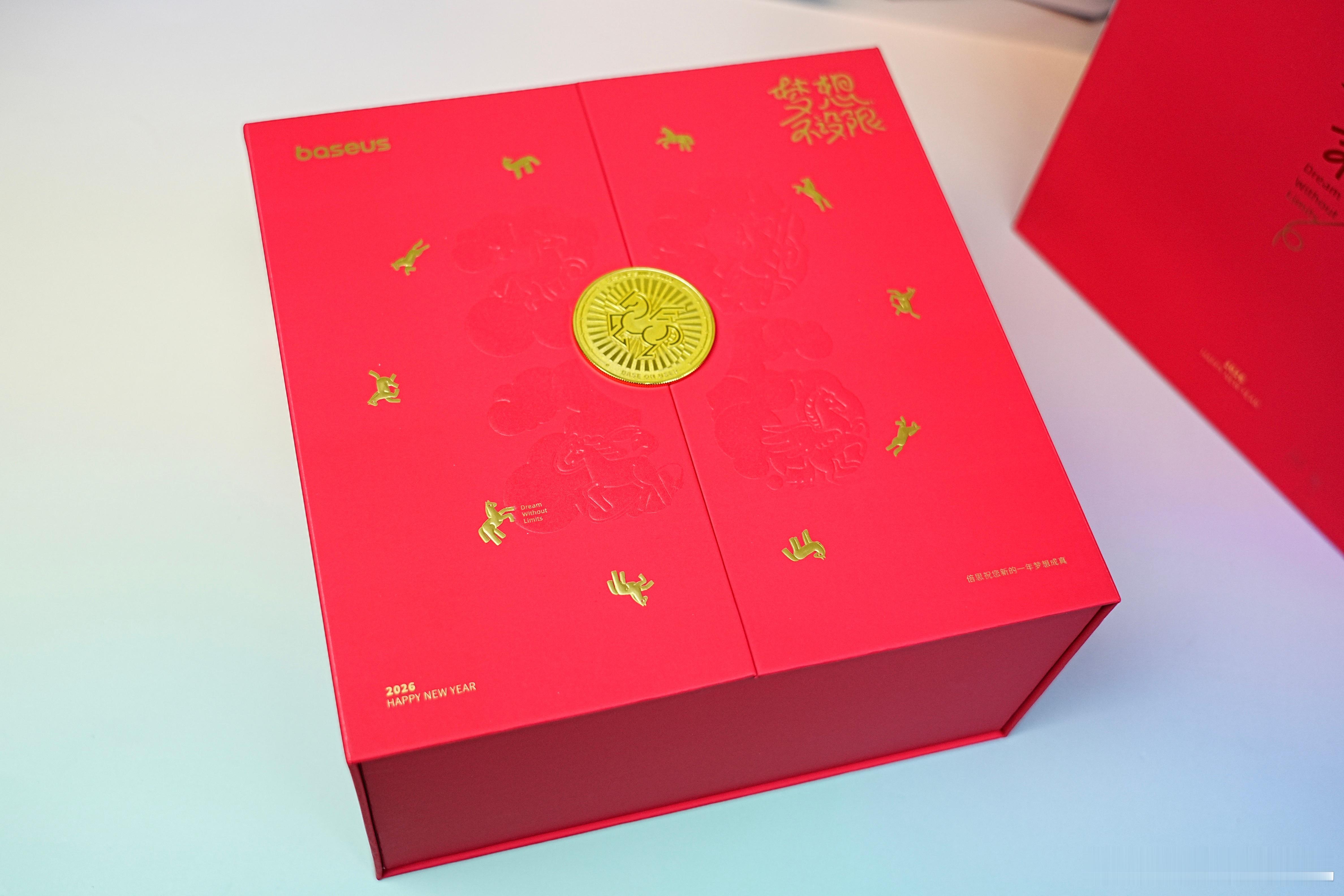 收到倍思2026新春梦想礼盒，真的好粉好丰富呀，定制的金币可以投进去会有欢快的音