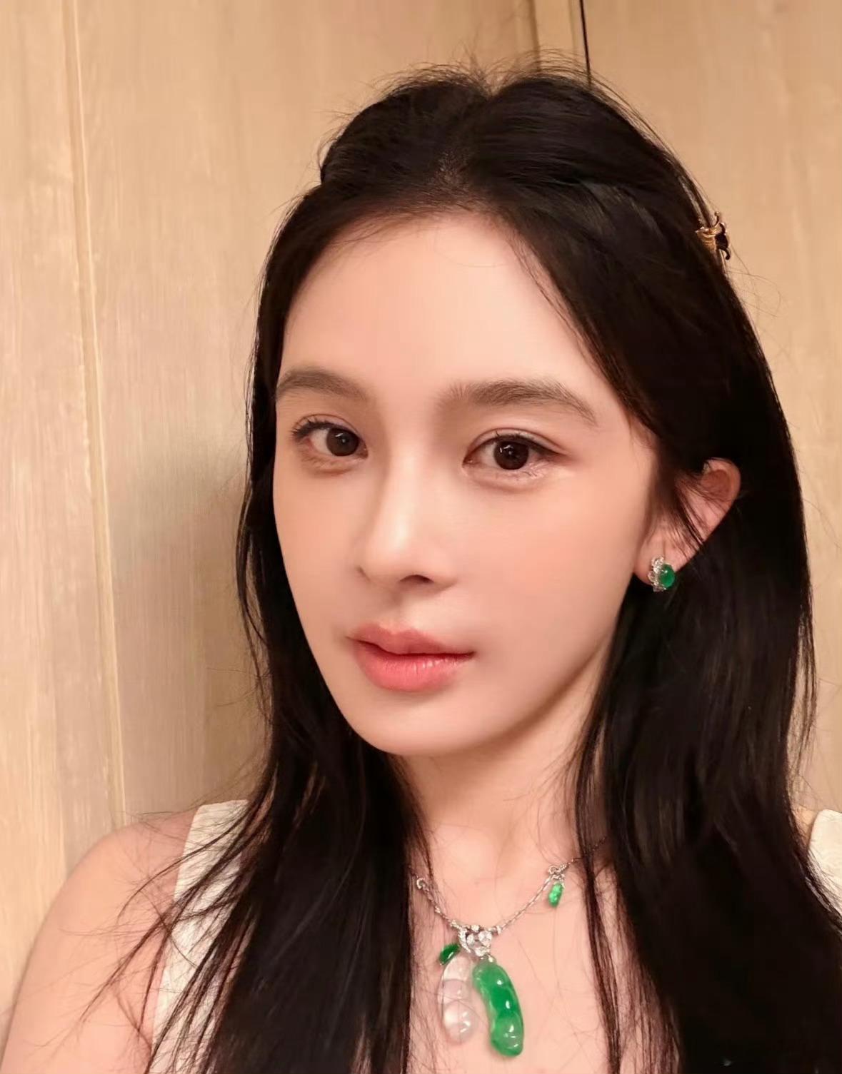 赵樱子do高颅顶 我滴妈呀！前阵子还在综艺里喊“拒绝容貌焦虑”，这转头就把颅顶d