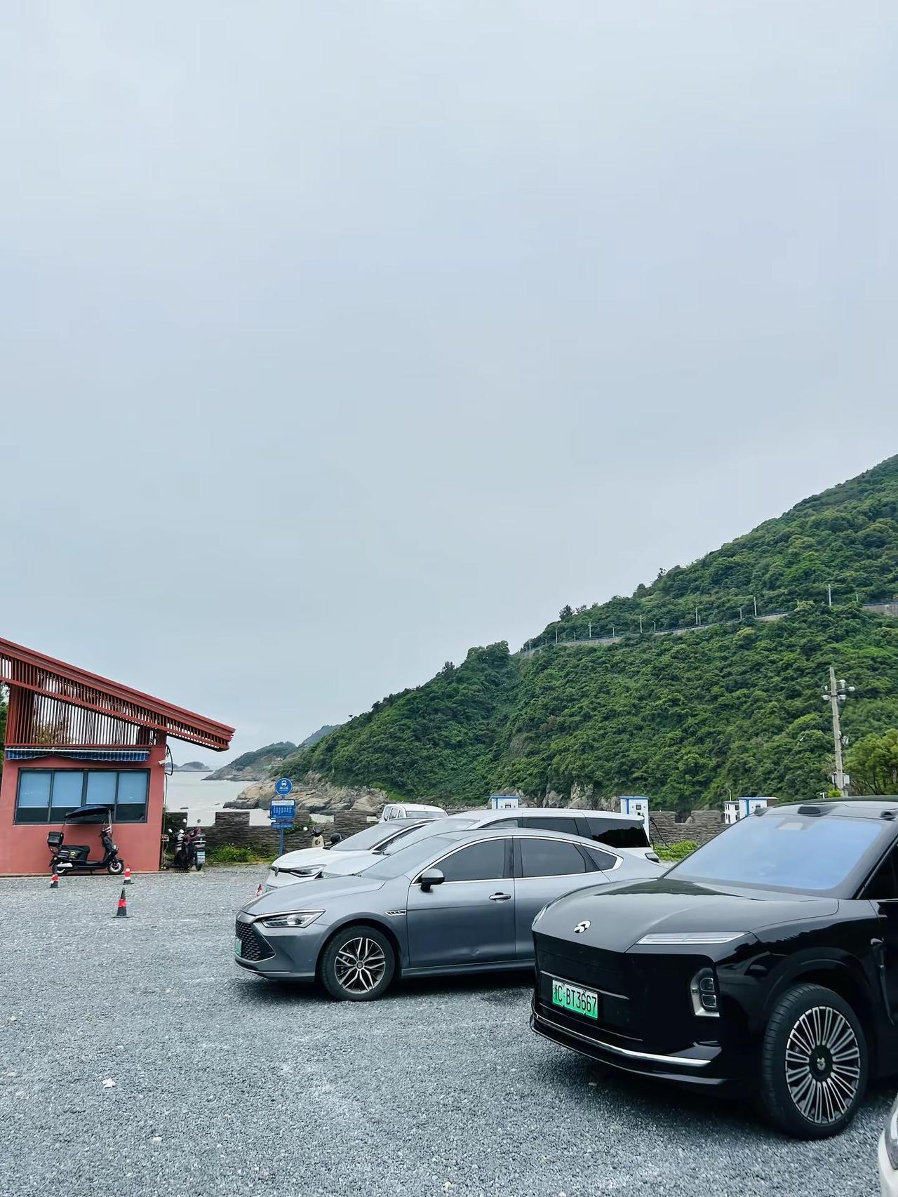山景停车场随拍 车与山海 把车开进大山 自驾旅行车辆 自驾车辆