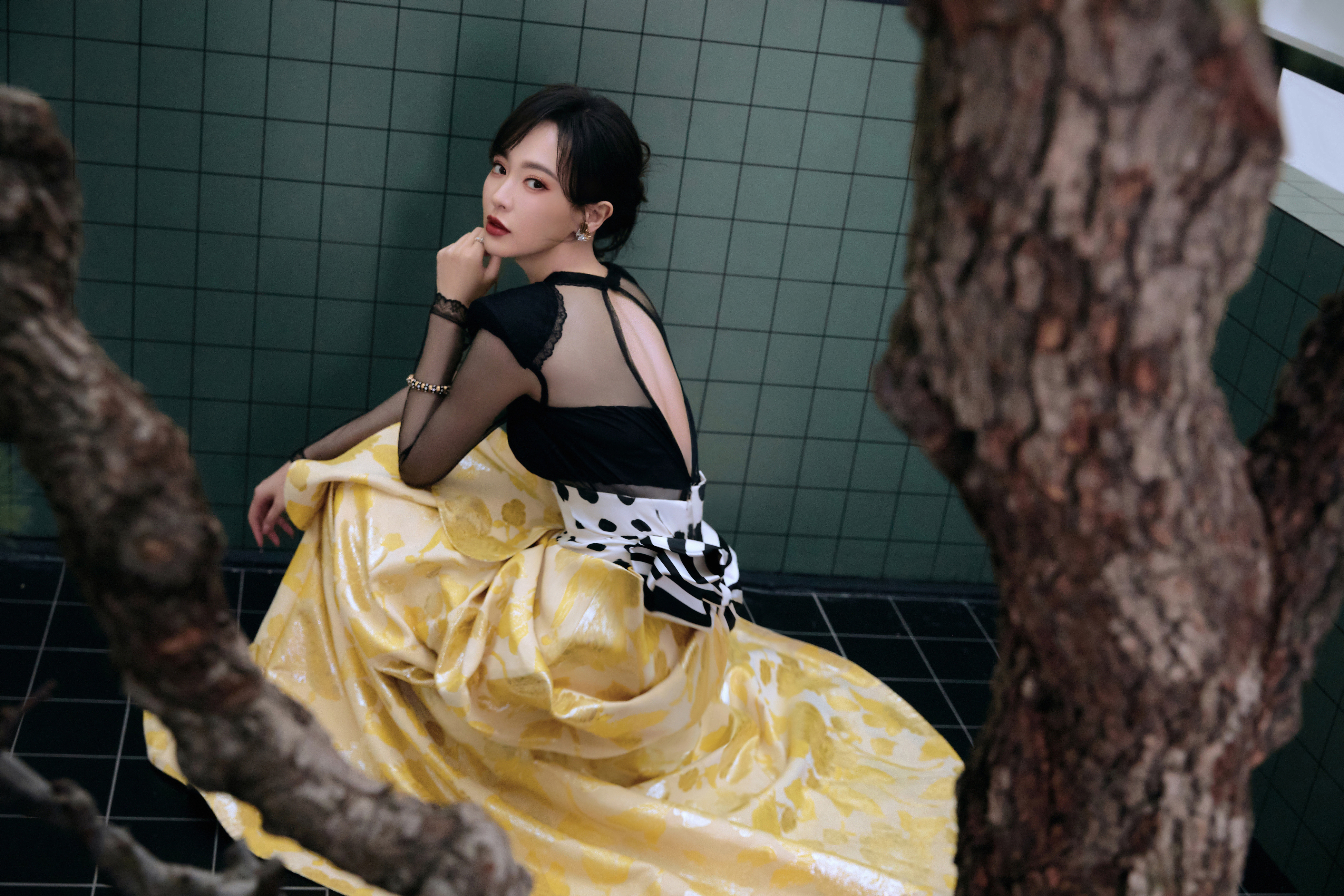 唐嫣除夕新春大片释出，身着Ronald van der Kemp 2025秋冬高